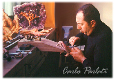 珊瑚を彫りこむ在りし日のカルロパルラーティ氏