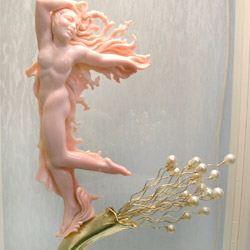 純金と天然ピンク珊瑚を主体として作られたカールロ・パルラーティ氏の女性像の作品