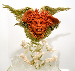 珊瑚で出来た迫力のメデューサ彫刻 カルロ・パルラーティ作