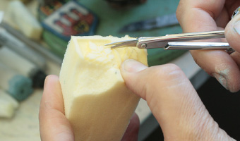 スポンジをはさみで切って、スタンプを作ります。