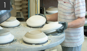 調合した陶土でお皿の成形をします。