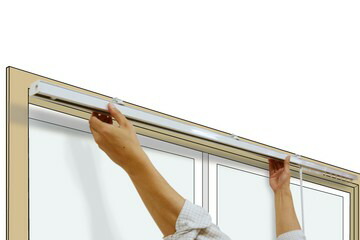 縦型ブラインドの正面付け設置イメージ。窓枠の正面や壁面に取り付ける方法。ブラインドで窓をしっかり覆いたい場合におすすめです。 | verticalblind.jp