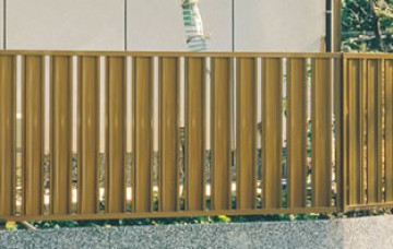 比美 板塀風のデザインの形材フェンスです。