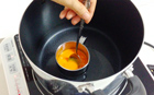 チーズフレーバーを別の鍋で湯煎してサラサラになるまで溶かす(フレーバーは48℃以上に温めないでください。)
