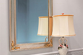 壁掛け鏡・ウォールミラー：シルバー色の鏡