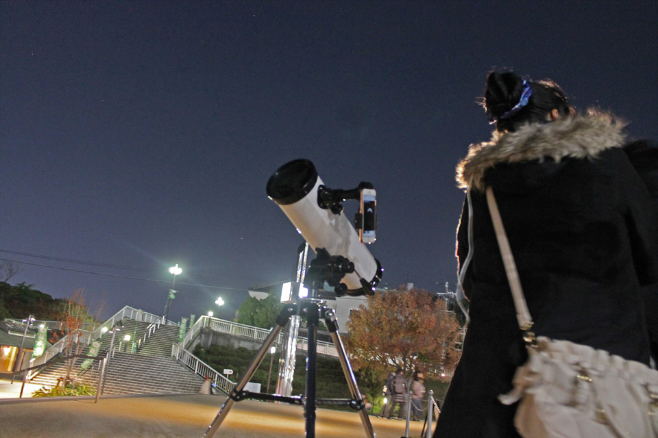 当店の反射式望遠鏡とスマートフォンでお月さまを撮影！
