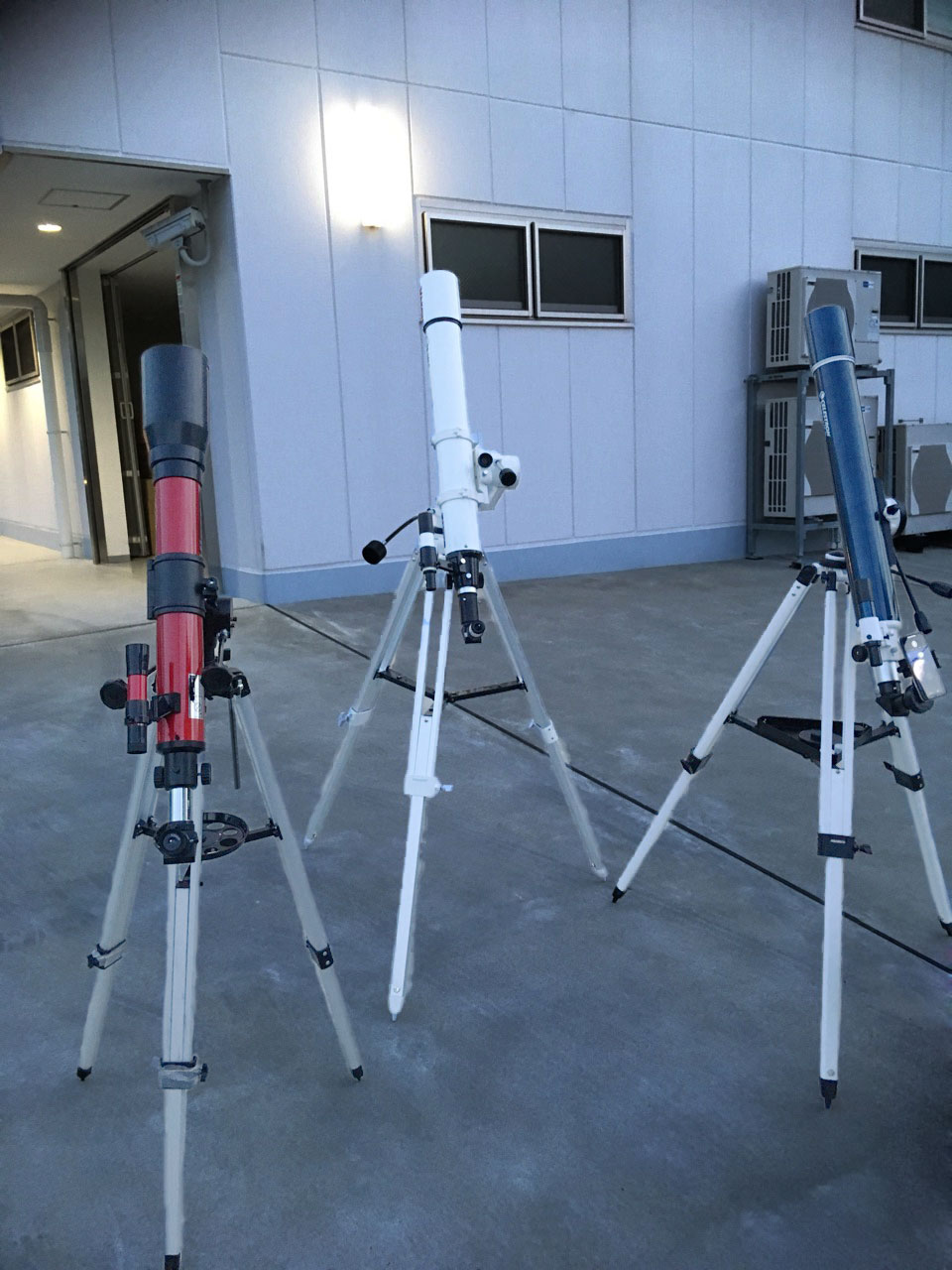 3台の屈折式望遠鏡を並べてパチリ