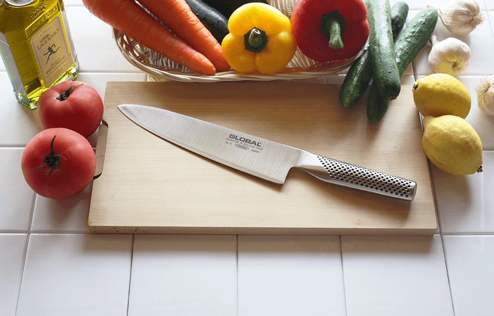 西洋の万能包丁、牛刀20cm。刃先のカーブを利用して刃を滑らせる洋式の「押し切り」に最適で、ブロック肉の切り分けやトリミング、刺身の引き切りなどにも応用できます