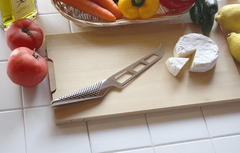 チーズ切り分け用のチーズナイフ14cm。白カビタイプのソフト系チーズに最適で、バケットも切れちゃいます。
