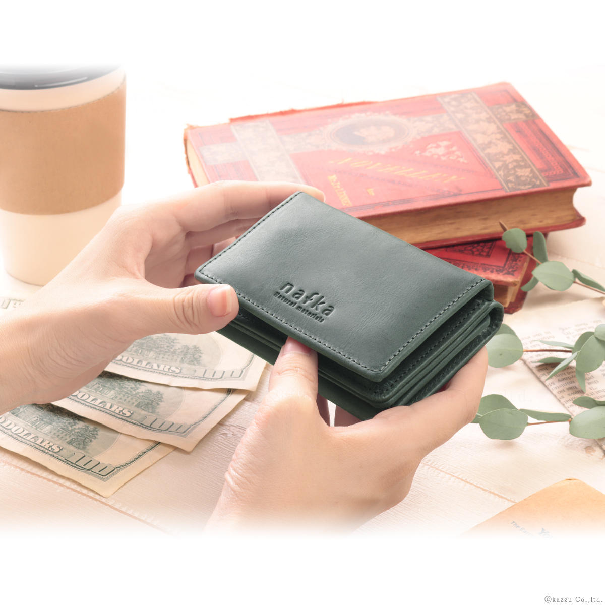 ナフカの折り財布はコンパクトなサイズです