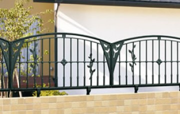 ハーベリー ハーブがもつ優美で繊細な曲線をモチーフにデザインした鋳物フェンスです。起伏を大きくした装飾で立体感にこだわりました。