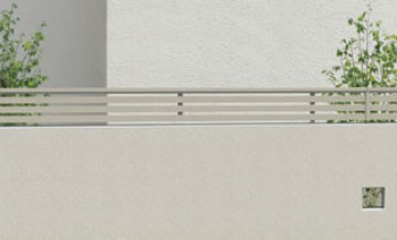 フィオーレ シンプルにも個性的にも演出できるデザイン性の高いフェンスです。ボリューム感のある意匠が、ブロック塀を彩ります。