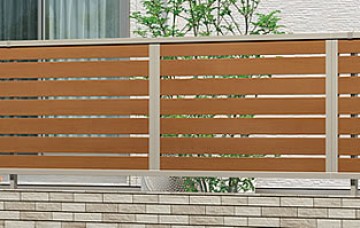シャトレナ 存在感のある幅広の格子デザイン。形材タイプと木調タイプから選べる、リーズナブルなフリー支柱専用フェンスです