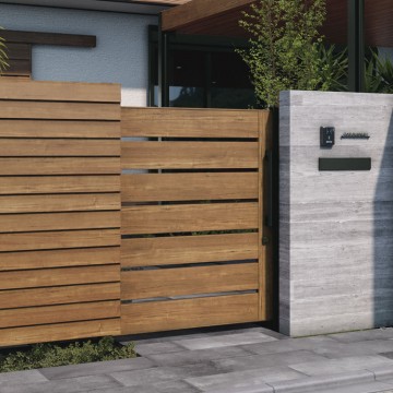 ルシアススライド門扉シリーズ 扉の開閉幅を気にせずにスペースを有効活用できる引戸タイプの門扉。上質な木調とアルミの素材感を活かした、玄関ドアや住宅とコーディネイトしやすいデザインです。