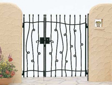 トラディシオン門扉シリーズ 伸びやかな曲線や伝統的な装飾の施された流麗なデザインの鋳物門扉。ロートアイアンの上質なハンマートーン仕上げ。