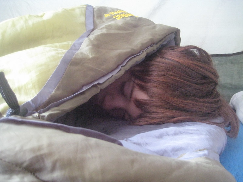 テントで眠る子供